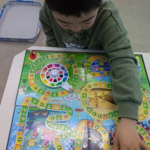 こんにちは！
放課後等デイサービスとことこ本郷台教室です！

今回は自由時間の様子です🤗

活動までの時間や活動が終わってから掃除の時間までなどの時間で各々好きな遊びをしています🎈

最近はマリオの人生ゲームが大人気です！

#自由遊び
#学習障害
#学習支援
#個別支援
#社会福祉法人昴
#放課後等デイサービス
#とことこ本郷台教室