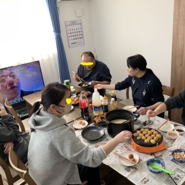 体験の職員さんと一緒にたこ焼きをおやつに作って皆さんで食べました＃グループホーム＃たこ焼き
