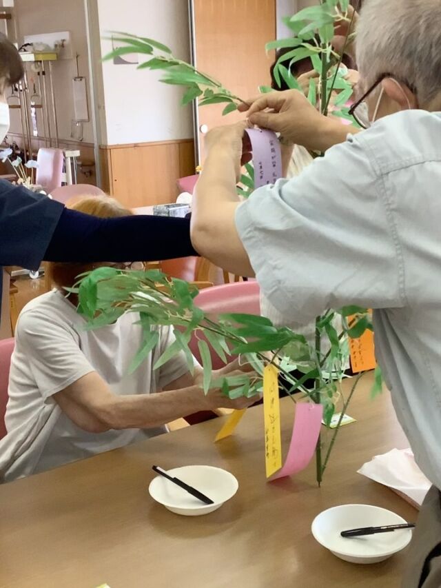 今日のレクリエーションは七夕飾りを行いました♪(๑ᴖ◡ᴖ๑)♪皆様真剣に取り組んで下さいました