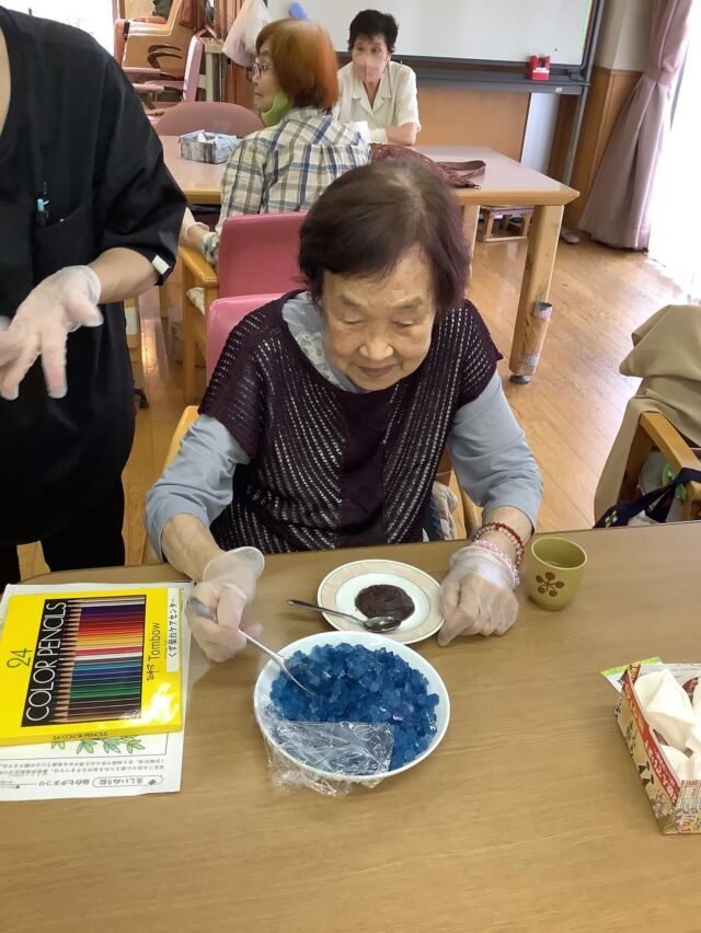 今日は、アジサイまんじゅうを作り食べました♪(๑ᴖ◡ᴖ๑)♪

皆様の素敵な笑顔をご覧下さい♪

お問い合わせ：くず葉台ケアセンター
電話番号：0463-84-5800
施設住所：神奈川県秦野市東田原419-1

#社会福祉法人昴 
#デイサービス
#くず葉台ケアセンター