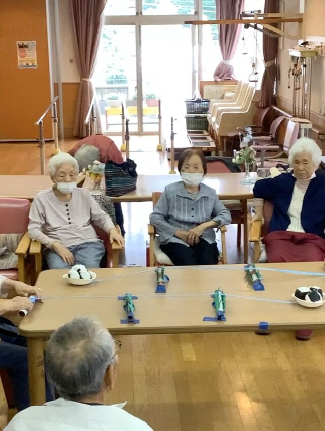 本日のレクリエーションは昼食のおにぎりとリンクしておにぎり運搬障害物レース😊赤い小さいのは具の梅干しです😆慎重に皆様真剣に遊んでます♪(๑ᴖ◡ᴖ๑)♪是非ご覧下さい
お問い合わせ先:くず葉台ケアセンター
tel:0463-84-5800
施設住所:秦野市東田原419-1