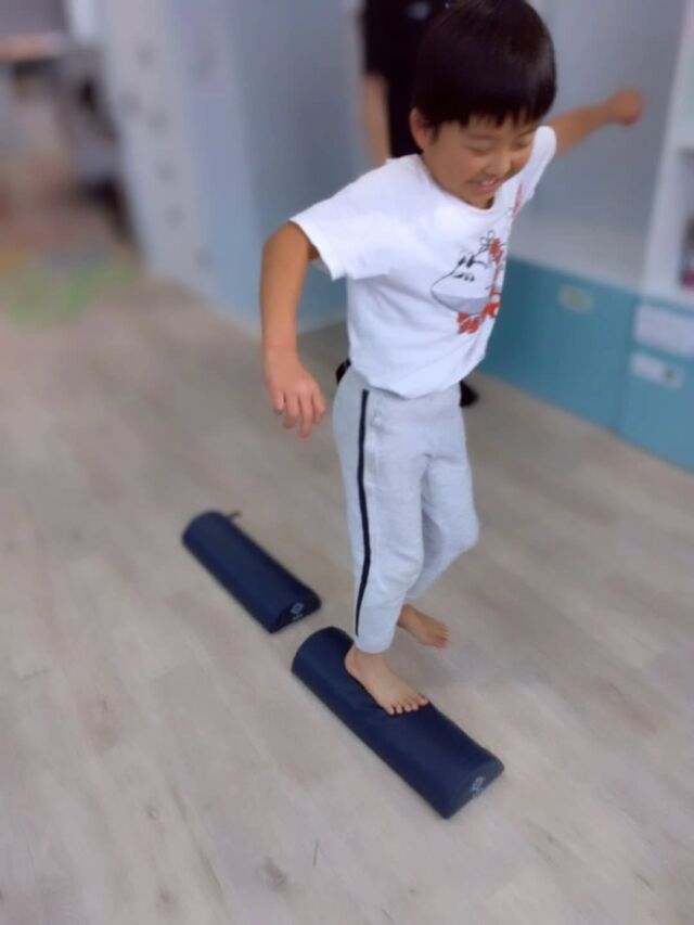こんにちは！
とことこ本郷台教室です。
今日は運動の様子を紹介します！
運動では、サーキットを行いました。『走る』『投げる』『跳ぶ』などの基本動作の習得を目的に取り組みました！平均台では落ちないようにバランスを意識して、お手玉投げでは、籠との距離を測りながら力加減など意識して取り組みました。みんな楽しみながら参加していて、いかに速く終わらせることができるか、速さを競っている子もいました。

#社会福祉法人
#社会福祉法人昴
#放課後等デイサービス
#放デイ
#とことこ
#とことこ本郷台
#運動
#サーキット