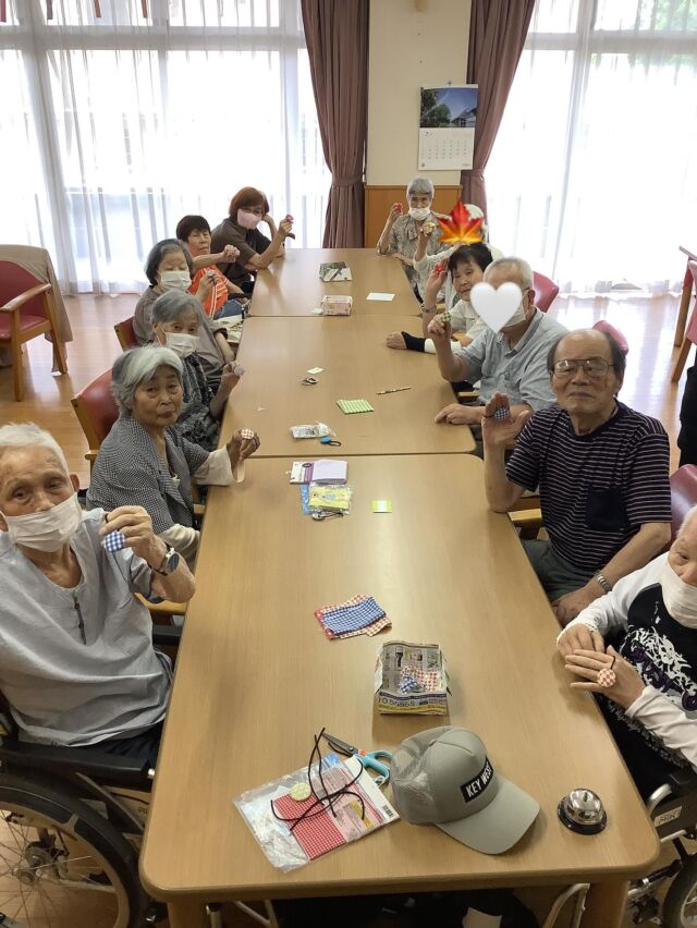 昨日、今日とで、くるみボタンアクセサリー作りを行いました♪(๑ᴖ◡ᴖ๑)♪
皆様頑張って可愛いものが出来ました❤︎
「家族にあげる」「ひ孫が来たらあげよう」と色々な会話が飛び交って笑顔満載😀
簡単にできるので、私も家で作ろうと計画中です‼️

お問い合わせ：くず葉台ケアセンター
電話番号：0463-84-5800
施設住所：神奈川県秦野市東田原419-1

#くず葉台ケアセンター
#デイサービス
#レクリエーション
#くるみボタンアクセサリー