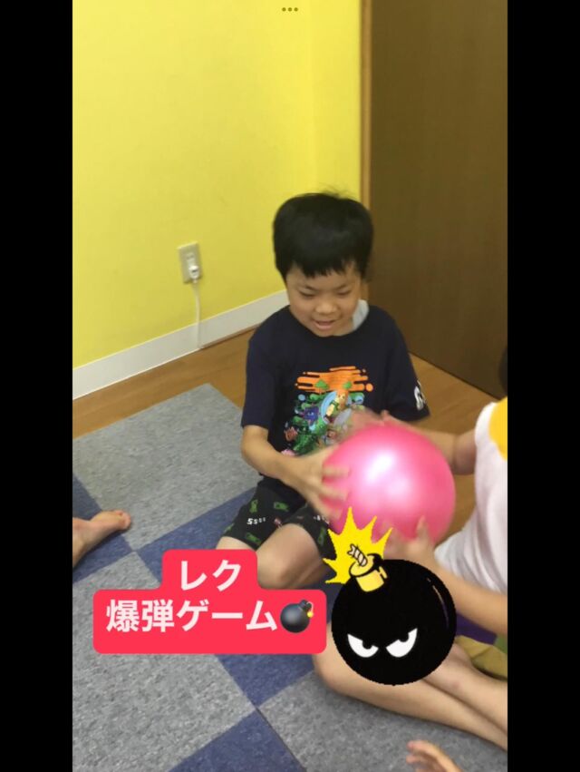 こんにちは😃
とことこ戸塚教室です⭐️

レクリエーションで「爆弾ゲーム💣」をしました(^^)
「みんなと楽しむ」「音をよく聞く」「ルールを守る」
を目的におこないました。
BGMを流しながら爆弾に見立てたボールを順番に回して
音が鳴り止んだときに爆弾を持っていた人がアウトです！
いつ鳴り止むのか
ハラハラドキドキしている様子がみられました。

☆見学者募集中☆
※写真は掲載許可を頂いたものを載せています。
☎︎ 045-881-6480
✉︎ tocotoco.tk@subaru-fukushi.or.jp

#放課後等デイサービス
#放デイ
#とことこ戸塚教室
#社会福祉法人昴
#ADHD 
#遊び 
#療育
#放デイ活動
#発達障がい 
#発達障害 
#アスペルガー症候群 
#自閉症
#LD
#戸塚区 
#学習支援 
#コミュニケーション 
#グレーゾーン
#子ども写真
#SST
#ソーシャルスキルトレーニング
#地域とつながりたい
#戸塚
#地域共生
#戸塚ママさん
#戸塚パパさん
#レクリエーション
#爆弾ゲーム
#ハラハラ
#ドキドキ