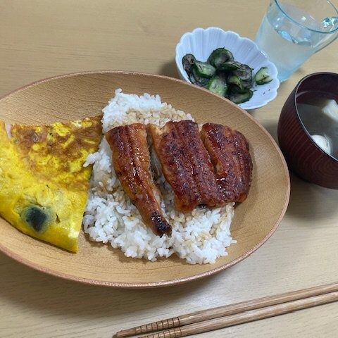 土用の丑の日の夕食には鰻もでます。頑張っていただけてる食材屋さんに感謝。