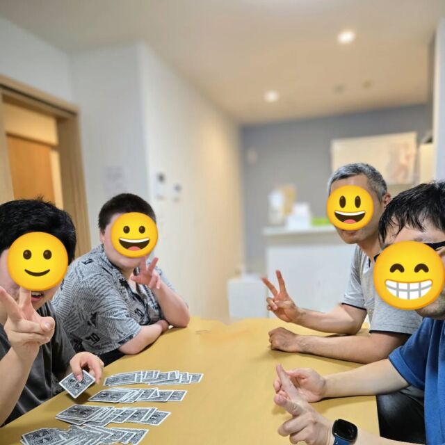 夕食後のある日のひとコマです
みんなで仲良くトランプ大会開催！
笑い声いっぱいです！

#障がい者グループホーム 
#共同生活援助 
#地域で暮らす 
#横浜市#戸塚区 #戸塚 
#トランプ#トランプゲームで盛り上がる