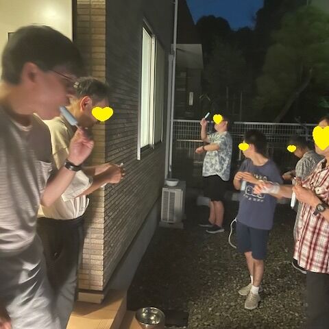 夕食後全員外で夕涼みをした後、花火をしました。