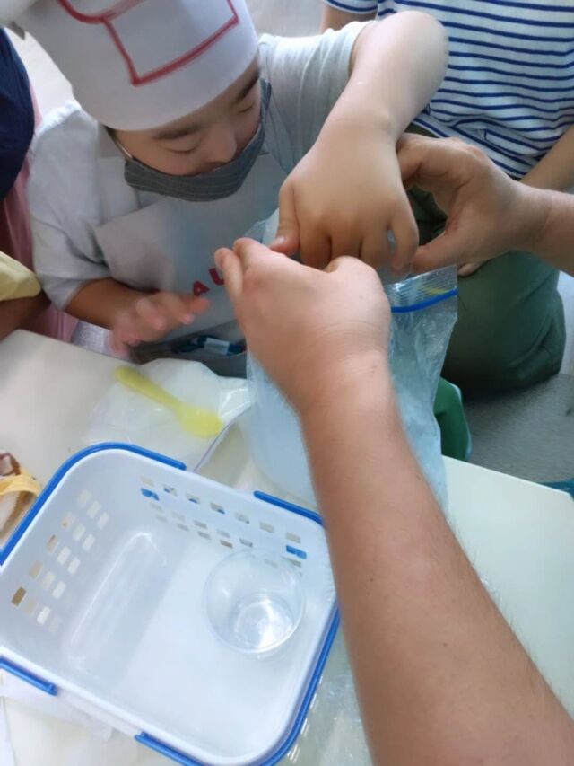 こんにちは！放課後等デイサービスとことこ本郷台教室です。今日は調理の活動の様子を紹介します！今回の調理では『アイスクリーム作り』を行いました。保護者参観を兼ねた活動で、保護者の方と子どもたちが合同で取り組みました。参観なしで参加の児童も子ども同士でのペアを組んで協力しています。徐々に凍っていく様子を確認しながら、2人ペアで懸命に振りました。完成後はチョコレートなどをお好みでトッピングして食べました。

#社会福祉法人
#社会福祉法人昴
#放課後等デイサービス
#放デイ
#福祉
#小学生
#調理
#アイスクリーム
#氷
#牛乳
#実験