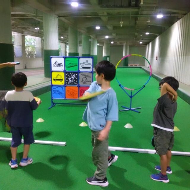 こんにちは！放課後等デイサービスとことこ本郷台教室です。今回はおでかけの様子を紹介します🚗今回のおでかけは、ラポールのローンボールス場を使用した運動を行いました。主にフリスビーを活用した運動で、支援員さんから投げ方などレクチャーをいただきながら取り組みました。初めは上手く投げられない子もいましたが、投げ方を意識して取り組むうちに徐々に狙った場所に飛ばせるようになり、終始楽しそうに取り組んでいました！

#社会福祉法人
#福祉
#社会福祉法人昴
#とことこ
#放課後等デイサービス
#本郷台
#栄区
#放デイ
#運動
#フリスビー
