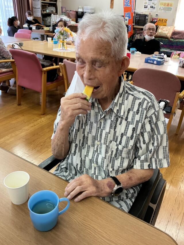 本日はレクリエーションでスイカ割りゲームを行った後におやつでスイカ🍉を召し上がっていただきました♪(๑ᴖ◡ᴖ๑)♪皆様「甘くて美味しいね♪」と仰られていました。おやつの時のご様子です╰(*´︶`*)╯♡

お問い合わせ先: くず葉台ケアセンター
電話番号: 0463-84-5800
施設場所: 神奈川県秦野市東田原419-1

#スイカ
#くず葉台
#デイサービス
#スイカ割り
#ゲーム
#スティックスイカ