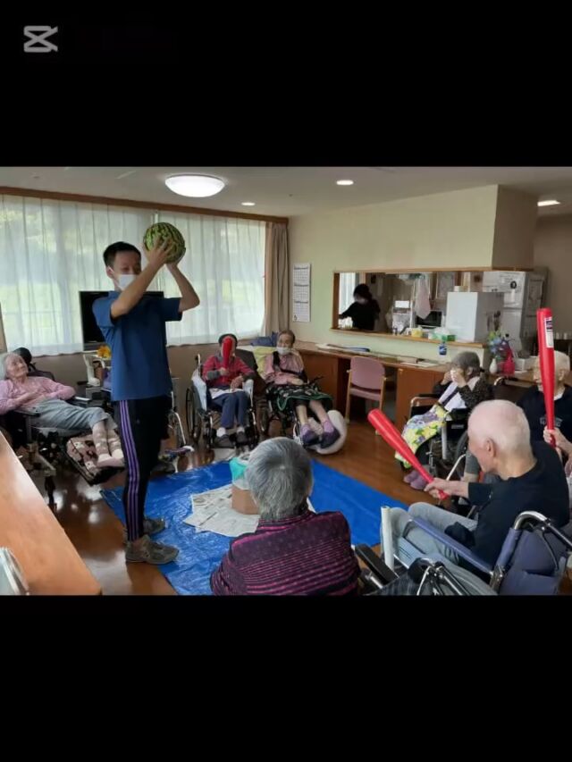 こんにちは田原の里です😀
今年も夏の風物詩『スイカ割り』を開催しました！猛暑にも負けず…皆様一生懸命に力を込めて『スイカ割り』にチャレンジ🍉
水々しくて甘いスイカをご賞味され沢山の満面の笑顔が見られました☺️♪

#社会福祉法人いずみ福祉会 #特別養護老人ホーム #田原の里 #ユニットケア #小規模多機能 #くず葉台ケアセンター #秦野市 #笑顔 #スイーツ #別腹