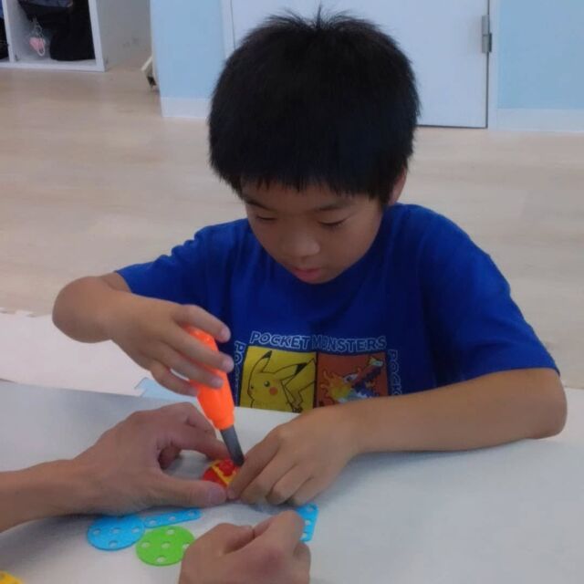 こんにちは☀
放課後等デイサービスとことこ本郷台です！
今日は生活作業の様子を紹介します。
今回の活動では、プラスチック製のドライバーを使って、ネジをしめる練習を行いました！ボルトを手で押さえてないとうまく締まらないこともあり、みんな少し苦戦している様子もありましたが、職員も随時サポートして取り組みました。初めに練習をした後に、机ごとのグループでお題の形を作成していました。順番にネジしめを行い協力して、完成させていました。初めての活動ということもありみんな楽しそうな印象でした！

#放課後等デイサービス
#放デイ
#社会福祉法人
#社会福祉法人昴
#生活作業
#生活
#活動