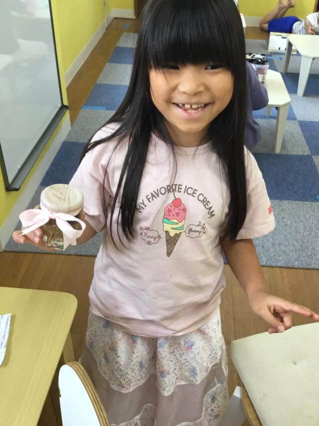 こんにちは😃
とことこ戸塚教室です⭐️

先日の活動の「ハーバリウム作り」の様子です(^^)
巧緻性を高める／色彩感覚／指示理解などをねらいに行いました。
ドライフラワーをビンに詰めていき、ラメやスパンコールを使って飾り付けして最後にはリボンを結んで完成です🎀
「もっとラメ足そうかな」「このドライフラワーにしよう！」
などの声が聞こえてきて楽しむ姿がみられました😆

☆見学者募集中☆
※写真は掲載許可を頂いたものを載せています。
☎︎ 045-881-6480
✉︎ tocotoco.tk@subaru-fukushi.or.jp

#放課後等デイサービス
#放デイ
#とことこ戸塚教室
#社会福祉法人昴
#ADHD 
#遊び 
#療育
#放デイ活動
#発達障がい 
#発達障害 
#アスペルガー症候群 
#自閉症
#LD
#戸塚区 
#学習支援 
#コミュニケーション 
#グレーゾーン
#子ども写真
#SST
#ソーシャルスキルトレーニング
#地域とつながりたい
#戸塚
#地域共生
#戸塚ママさん
#戸塚パパさん
#ドライフラワー
#ハーバリウム
#装飾