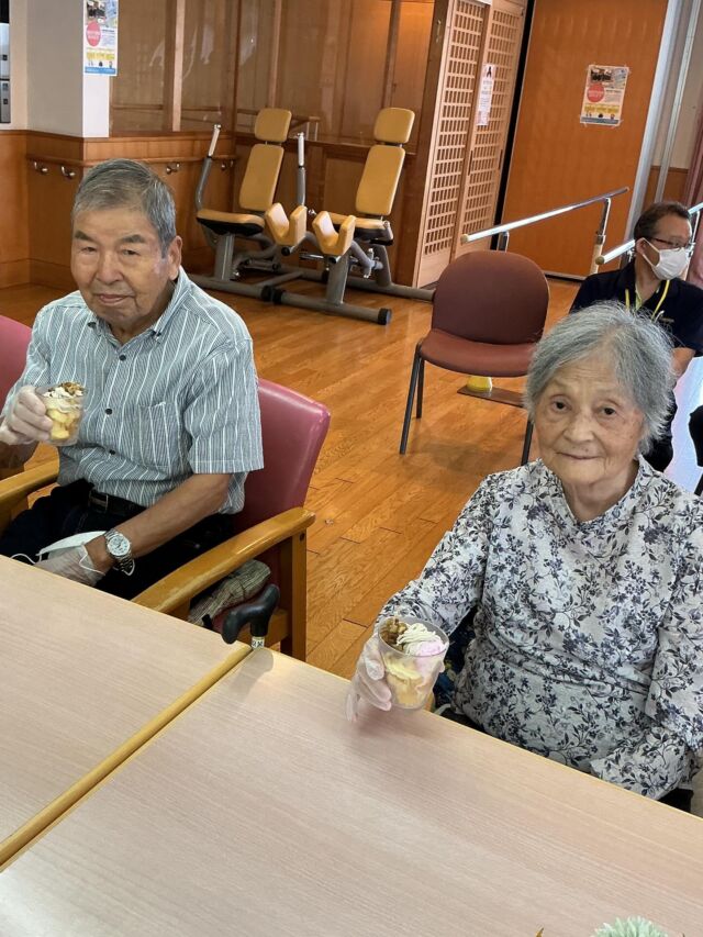 本日おやつレクで「モンブランパフェ作り」を行いました🌰✨
ちょっとボリューミーかな？と思いましたがさすが皆さん！！
ペロッと召し上がられました😋やっぱり美味しい物を食べてるときが一番幸せですよね😍
たくさんの笑顔が見られて嬉しかったです✨
次回は敬老会を行う予定です！！

お問い合わせ：くず葉台ケアセンター
電話番号：0463-84-5800
施設住所：神奈川県秦野市東田原419-1

#くず葉台ケアセンター
#デイサービス
#レクリエーション
#パフェづくり 
#おいしいものだいすき