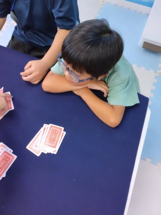 こんにちは。
放課後等デイサービスとことこ本郷台教室です！今日はレクの活動風景を紹介します。今回のレクでは七並べを行いました🂡初めにルールを説明して3.4人のグループに分かれて行いました。ルール通りに進められるように分からないときは確認しながら、みんな楽しそうに取り組んでいました！

#社会福祉法人
#社会福祉法人昴
#放課後等デイサービスとことこ
#放課後等デイサービス
#放デイ
#レク
#トランプ
#カードゲーム