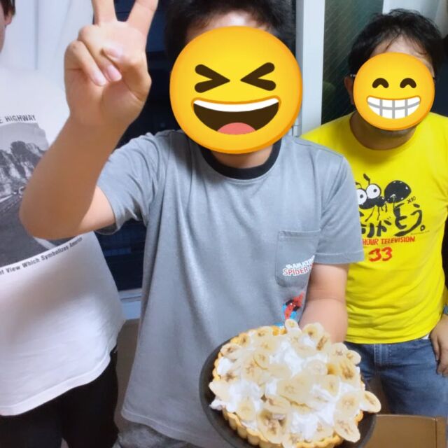 みんなからバースデーサプライズ♪
みなさんでお祝いメッセージを送ったり、
仲間思いなみなさんです。
バナナタルトもみんな揃って頂きました！

#障がい者グループホーム
#共同生活援助
#手作りお菓子作り
#バナナタルト
#サプライズ