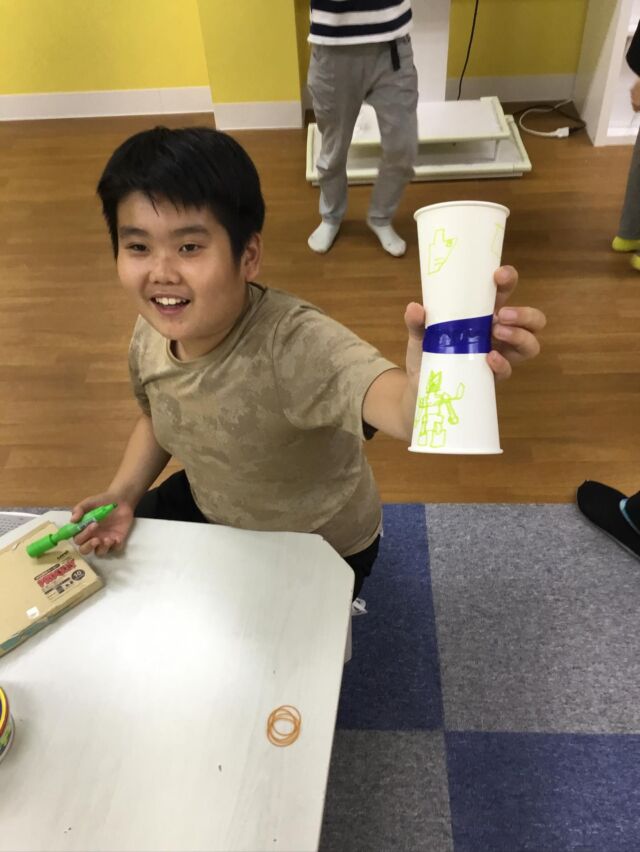 こんにちは😃
とことこ戸塚教室です⭐️

工作で「紙コップ飛行機」を作りました(^^)
紙コップを繋ぎ合わせテープで固定して完成！
あとは輪ゴムを3〜5本結び合わせ、紙コップにぐるぐると巻いて離すと
回転しながら飛んでいきます🪽

☆見学者募集中☆
※写真は掲載許可を頂いたものを載せています。
☎︎ 045-881-6480
✉︎ tocotoco.tk@subaru-fukushi.or.jp

#放課後等デイサービス
#放デイ
#とことこ戸塚教室
#社会福祉法人昴
#ADHD 
#遊び 
#療育
#放デイ活動
#発達障がい 
#発達障害 
#アスペルガー症候群 
#自閉症
#LD
#戸塚区 
#学習支援 
#コミュニケーション 
#グレーゾーン
#子ども写真
#SST
#ソーシャルスキルトレーニング
#地域とつながりたい
#戸塚
#地域共生
#戸塚ママさん
#戸塚パパさん
#工作
#紙コップ