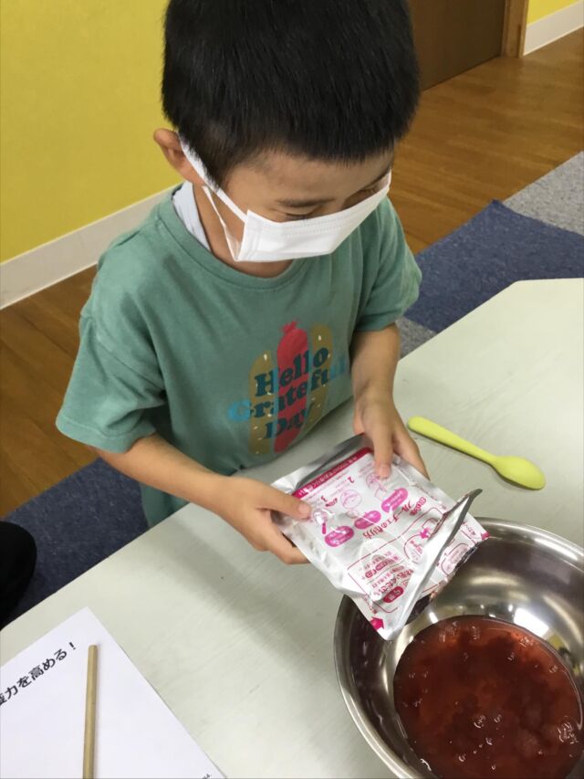 こんにちは😃
とことこ戸塚教室です⭐️

活動で「フルーチェ作り」をしました^_^
フルーチェの素をボウルに入れる人、牛乳を測る人、牛乳をボウルに注ぐ人など
役割分担を決めて、取り組みました❗️
最後はプルプルになるまでかき混ぜて完成です♪

☆見学者募集中☆
※写真は掲載許可を頂いたものを載せています。
☎︎ 045-881-6480
✉︎ tocotoco.tk@subaru-fukushi.or.jp

#放課後等デイサービス
#放デイ
#とことこ戸塚教室
#社会福祉法人昴
#ADHD 
#遊び 
#療育
#放デイ活動
#発達障がい 
#発達障害 
#アスペルガー症候群 
#自閉症
#LD
#戸塚区 
#学習支援 
#コミュニケーション 
#グレーゾーン
#子ども写真
#SST
#ソーシャルスキルトレーニング
#地域とつながりたい
#戸塚
#地域共生
#戸塚ママさん
#戸塚パパさん
#フルーチェ作り