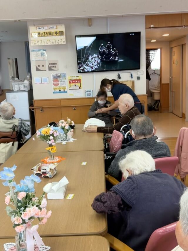 くず葉台ケアセンターです╰(*´︶`*)╯♡本日のレクリエーションはジェスチャーゲームでした。レスポンス早くて驚き‼️ご覧ください
くず葉台ケアセンター
施設住所：秦野市東田原419-1
電話番号:0463(84)5800
#デイサービス
#ジェスチャーゲーム