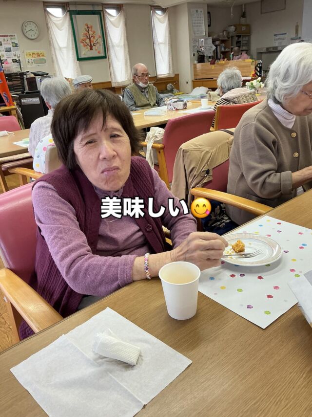 今日はバルカフェを開催しました♪(๑ᴖ◡ᴖ๑)♪
日頃利用者様達が貯めている施設内通貨で飲み物とスイ-ツを選んでいただきました
美味しそうに召し上がっていられました♪(๑ᴖ◡ᴖ๑)♪
また来月開催します♪お楽しみに😋
くず葉台ケアセンター
施設住所：秦野市東田原419-1
電話番号:0463(84)5800
#デイサービスレクリエーション 
#デイサービスカフェ