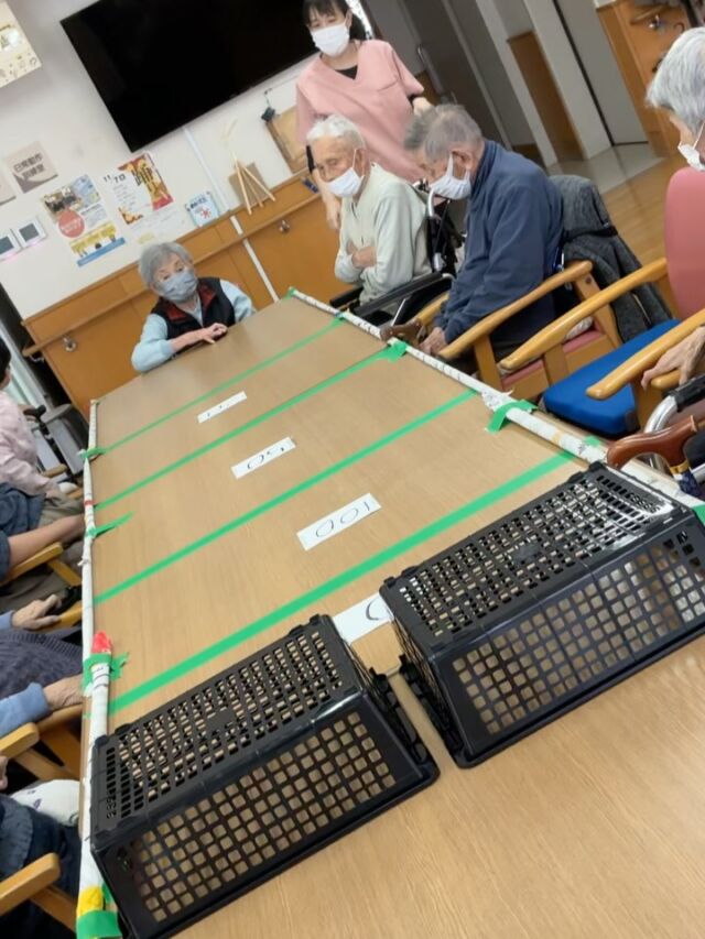 本日のレクリエーションはテーブルカーリング🥌を行いました♪(๑ᴖ◡ᴖ๑)♪
皆様真剣‼️
意気込みを言ってくださる利用者もいて、楽しい時間になりました⏳
明日は「たばこ音頭」や「きよしのズンドコ節」など踊って下さるボランティア様が来ます‼️
明日もお楽しみに🩷

くず葉台ケアセンター
電話番号:0463-84-5800
施設住所:神奈川県秦野市東田原419-1

#デイサービス
#レクリエーション
#テーブルカーリング