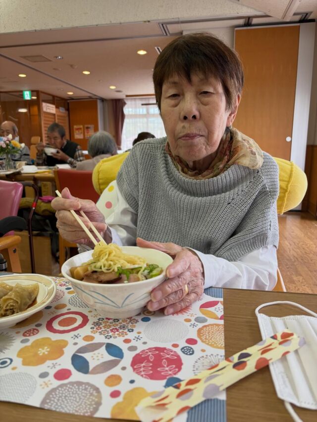 昨日は、「ラーメン&餃子を食べよう🥟🍜」パーティを行いました🪅
煮卵、メンマ、ナルト、チャーシュー、ネギのトッピングから選んで頂きました♪(๑ᴖ◡ᴖ๑)♪
お手伝いで「田原の里」のスタッフが来てくださり、とても盛り上がりました⭐️
利用者様からも美味しかったと沢山声が聞かれ、とても楽しいイベントになりました╰(*´︶`*)╯♡