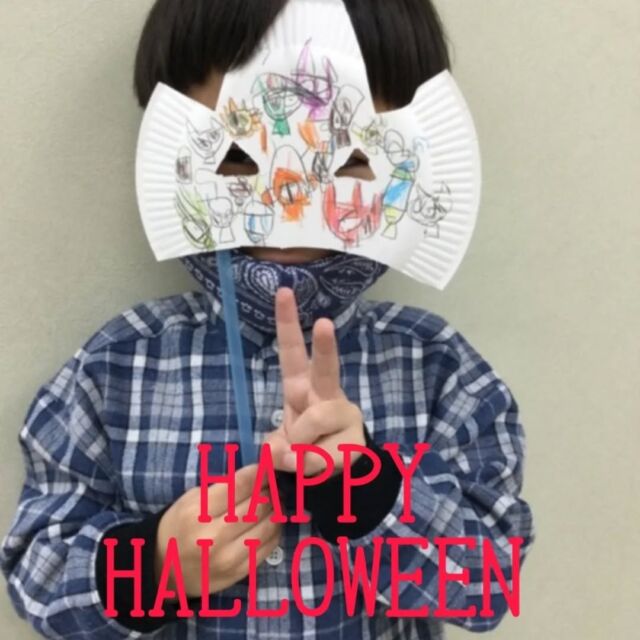 こんにちは
とことこ弘明寺教室です👣

【ハロウィン活動】の様子です👀

ハロウィン期間ではパネルシアター、工作、ゲーム、ハロウィンのお話など行いました🎃
おやつを受け取るときには合言葉の「トリック・オア・トリート」と伝え、季節のイベントを楽しみました👻

※弘明寺教室では集団活動を1週間同じテーマで行なっていますが、内容を変えることで楽しく活動に参加できるように取り組んでいます。

#弘明寺
#ハロウィン
#生活作業
#生活訓練
#社会福祉法人昴
#放課後等デイサービス
#放デイ
#受給者証
#療育
#学習支援
#生活支援
#コミュニケーションスキル
#自立支援
#個別活動
#集団活動
#遊び
#友だち作り