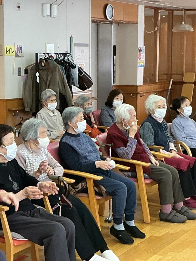 今日は踊りのボランティアさんがきてくださいました。
秦野音頭や炭坑節、直実節、きよしのズンドコ節など行って下さいました。
炭坑節では、一緒に踊ってくださった利用者様もいらして、大変盛り上がりました♪(๑ᴖ◡ᴖ๑)♪
その時のご様子をどうぞご覧下さい♪

くず葉台ケアセンター
電話番号：0463-84-5800
施設住所：神奈川県秦野市東田原419-1

#くず葉台ケアセンター
#踊りボランティア
#一緒に踊ってくれた 
#炭坑節