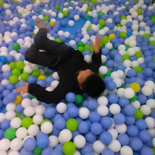 こんにちは、放課後等デイサービスとことこ本郷台教室です！
今日はおでかけの活動を紹介します。
先日活動でキッズランドUS横浜希望ヶ丘に行きました🚙園内にはボールプールを初め、トランポリンや各種ゲーム機が多数あり、みんな思いのままに遊び尽くしました！特にボールプールは人気で、フロア一面のカラーボールを投げあったり埋もれたりして楽しそうに遊んでいました🤾特定のゲームを繰り返し遊んで高スコアを狙っている子や、ベイブレードで遊ぶ子などもいて各々がやりたいことを楽しんでいました！

#社会福祉法人
#社会福祉法人昴
#放課後等デイサービス
#放デイ
#自由遊び
#ボールプール
#キッズランド
#希望ヶ丘
#とことこ
#栄区
#本郷台