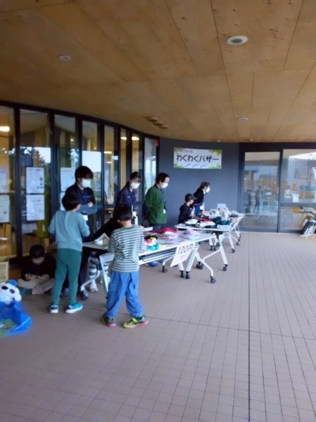 こんにちは！放課後等デイサービスとことこ本郷台教室です！
今日は先日開催された昴主催のフェスの様子を紹介します✨️本郷台教室は12:30〜フェスに参加して、ステージの発表を楽しんだりお店の販売体験をしました！フェスのステージには、まっしーさんも参加されていて、みんな馴染みのあるプログラムだったこともあり、楽しそうに参加していました！お店の販売体験では、商品を必死にPRする人や、お買い上げの品物をお客様にお渡しする人など役割を持って取り組むことができていました！ミニゲームの2種は、難易度が高かったようで苦戦する子もいましたが、その中でも見事ゲームをクリアして景品をもらっている人もいました👏

#社会福祉法人
#社会福祉法人昴
#放課後等デイサービス
#放デイ
#とことこ
#本郷台
#栄区
#金沢区
#横浜市
#西柴
#西柴地域ケアプラザ
#おでかけ
#フェス
#お祭り
#活動