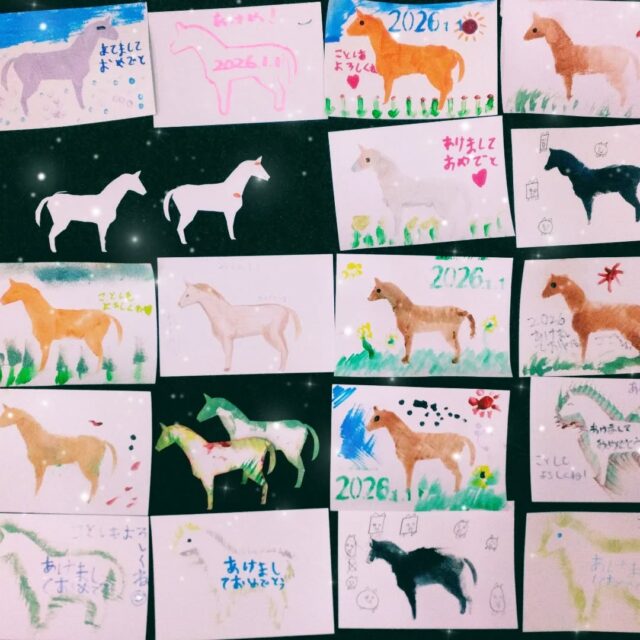 こんにちは😊
コンパス金沢文庫第2教室です✨

今年もあと僅かですね🗓️

今日の活動は「年賀状作り」でした。

午前中は📮郵便が届くのは何故かを📘学習し、住所を実際の年賀葉書に🌿書きました。

「きんちょうするー」😳と言いながらみんな真剣に書けました💯

午後はステンシルの技法を中心に馬の絵を表現しました。

上手にできて満足😆な子どもたちでした◯