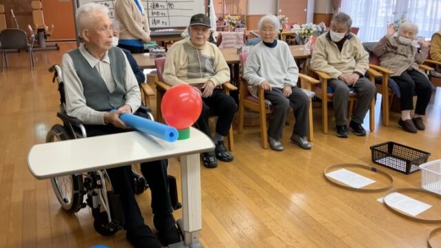 くず葉台ケアセンターです╰(*´︶`*)╯♡
今日のレクリエーションはホームラン風船でした♪(๑ᴖ◡ᴖ๑)♪
風船の中にビー玉が入っているのでプルプルして制御不可能😵‍💫
スピンもかかりとても楽しかったです
明日はバル還元祭😍
皆様貯めたバルで良いものお買い物しましょうね♪

くず葉台ケアセンター
住所:秦野市東田原419-1
電話番号:0463(84)5800

#デイサービス
#レクリエーション
#くず葉台ケアセンター
#田原の里