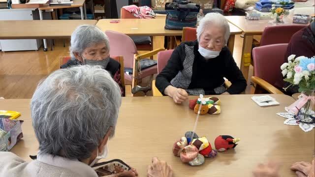 くず葉台ケアセンターです╰(*´︶`*)╯♡
棒倒しレクリエーション行いました♪(๑ᴖ◡ᴖ๑)♪
お手玉の山でストローを立たせてジェンガのように
お手玉を一つ一つ取っていきストローを倒した人が
負けです
皆さん真剣に参加されていました

くず葉台ケアセンター
施設住所:秦野市東田原419-1
電話番号:0463(84)5800

#デイサービス
#レクリエーション
#くず葉台ケアセンター