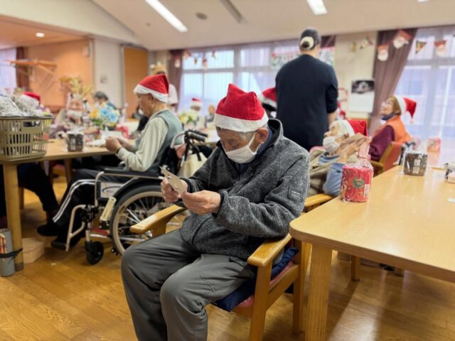 こんにちは😃くず葉台ケアセンターです。
本日はクリスマス会を行いました♪(๑ᴖ◡ᴖ๑)♪
皆様でクリスマスの曲を歌って、ビンゴ大会を行って😘
最後に可愛いクリスマスケーキを召し上がって頂きました♪(๑ᴖ◡ᴖ๑)♪
サンタクロースからプレゼントももらい、
皆様笑顔満載のクリスマス会になりました♪(๑ᴖ◡ᴖ๑)♪
ビンゴ大会で当たった方、おめでとう御座います🍾🥳
次のイベントは、「年越しそばを食べよう」が残ってます‼️
今年も残りわずかとなりますが、最後までくず葉台ケアセンターは、
全力で頑張って参ります╰(*´︶`*)╯♡

くず葉台ケアセンター
電話番号：0463-84-5800
施設住所：神奈川県秦野市東田原419-1

#くず葉台ケアセンター
#クリスマス会
#楽しんだ 
#皆様笑顔満載