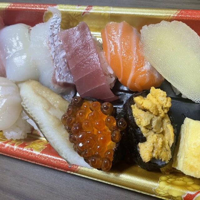 元旦夕食は皆さんからのリクエストで美味しいお寿司、オードブル、チョコレートケーキをデリバリーしました。皆さん大満足でした。＃グループホーム＃寿司＃オードブル