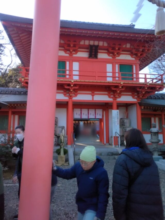 こんにちは！放課後等デイサービスとことこ本郷台教室です！

新年明けましておめでとうございます✨
2026年もよろしくお願い致します！

新年初めのとことこの活動は生活作業で「初詣に行こう！」でした！今回は鹿さんたちがいるとの情報を聞き相州春日神社に行きました🚙出発前に参拝のやり方を確認し、現地で実際に行いました。みんな手順をひとつひとつ確認しながら参拝を済ませていて、その後は鹿さんに餌やりを行いました！予想よりも大きな姿を見て、みんな「すごい！大きい！」「沢山いるね！」と興味津々でした！実際の餌やりは、少し怖さもあったようで慎重に餌をあげていましたが、みんなとても楽しそうに触れ合っていました🦌

2026年よい1年になるように職員も頑張りたいと思います！

#社会福祉法人昴
#放課後等デイサービス
#初詣
#活動
#とことこ本郷台