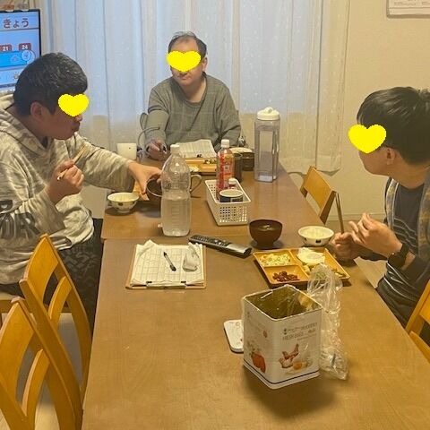 朝食の風景です。既に出勤されている方も居ます。血圧を計ったり天気予報を確認など思い思いに過ごしています。＃グループホーム＃