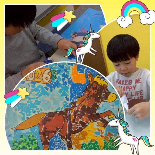 こんにちは😃
とことこ戸塚教室です！

工作のご紹介です😆
折り紙を細かく千切る巧緻性の向上、干支を学ぶことを狙いとしています🐴
みんなで協力して一枚の壁面を完成させました！！

☆見学者募集中☆
※写真は掲載許可を頂いたものを載せています。
☎︎ 045-881-6480
✉︎ tocotoco.tk@subaru-fukushi.or.jp

#放課後等デイサービス
#放デイ
#戸塚区
#療育
#asd