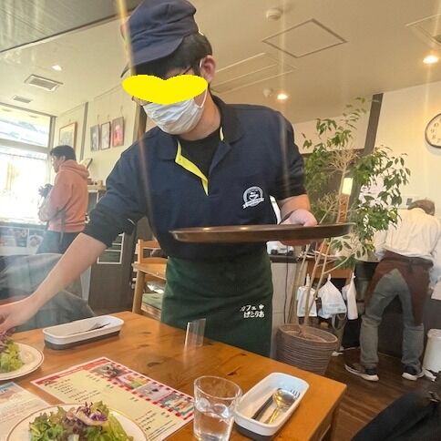 入居者さんカフェパトリアでのホールや厨房でのお仕事の様子。しっかりとした対応に感激です。＃グループホーム＃カフェパトリア