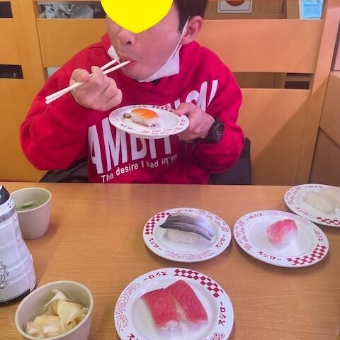 休日のランチはスシローで食べました。寿司、うどん、デザートとたくさん食べてお腹いっぱいです。ごちそうさまでした。＃グループホーム＃スシロー