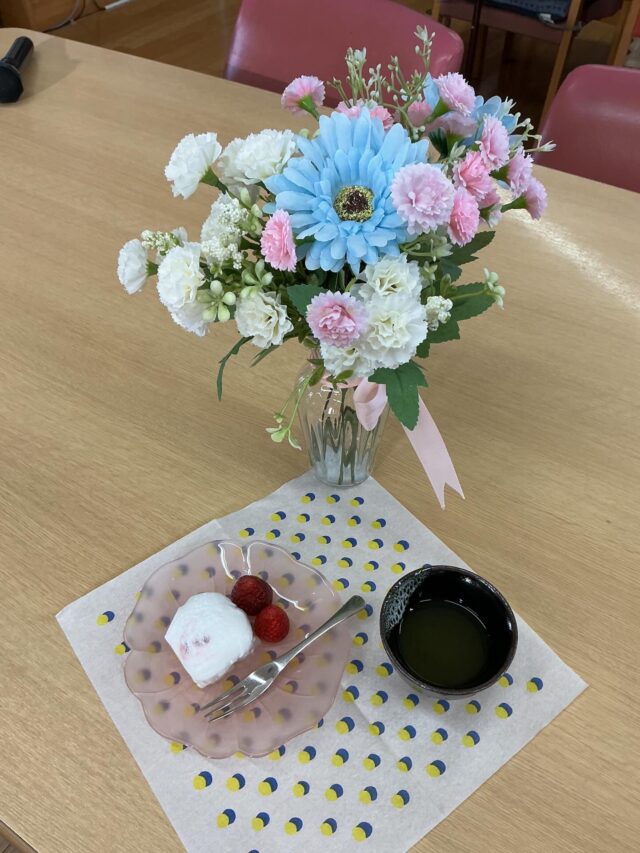 こんにちは😃くず葉台ケアセンターです。
今日のレクリエーションは、みどりやファームさんのイチゴを使い、
雪苺作りをしました♪(๑ᴖ◡ᴖ๑)♪
カットしたイチゴとスポンジと生クリームをライスペパーで巻いて片栗粉をつけ、
召し上がって頂きました。
皆様、美味しいと笑顔満載🤗
ライスペーパーで巻くのが少し難しようでしたが、美味しかったので良しとします😆

くず葉台ケアセンター
0463—84—5800
神奈川県秦野市東田原419–1

#みどりやファーム
#イチゴ
#甘くて美味しい
#雪苺
#作りました