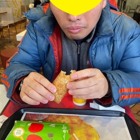 マックでお茶しました。ホットアップルパイって美味しいですよね。寒い季節ホットコーヒーとベストマッチです。＃グループホーム＃マクドナルド