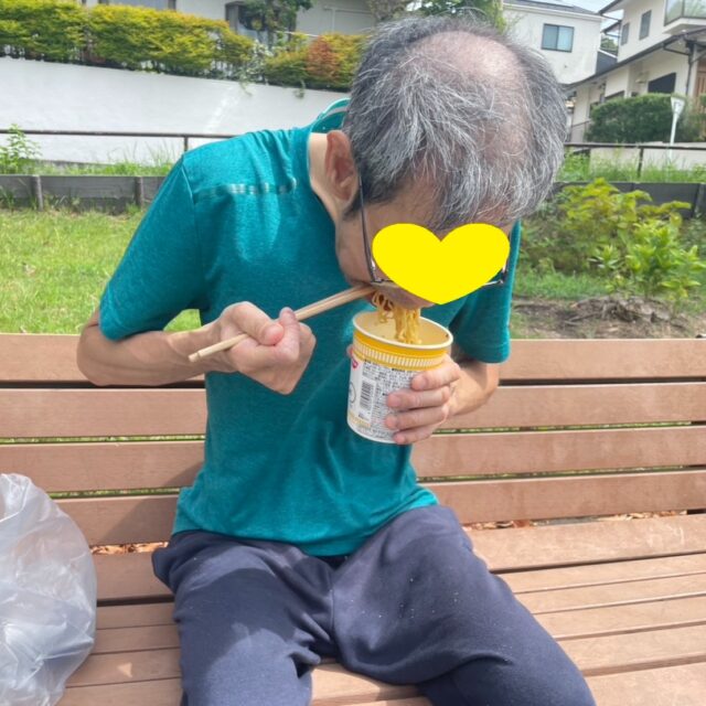たまには公園でカップラーメンを食べました。外で食べるカップラーメンは美味しいですね。ハイキング気分です。＃グループホーム＃公園