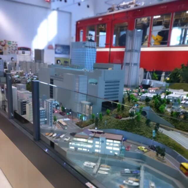 こんにちは！放課後等デイサービスとことこ本郷台教室です。今日はおでかけの様子を紹介します🚃先日はおでかけで「京急ミュージアム」に行きました！現地では、電車の車両の展示があったり、バスの運転体験などができました。特にバスの運転体験コーナーが人気で、バスの停車ボタンを押したり行き先の表示を変更したりなど、好きなことをして楽しんでいました！

#社会福祉法人
#放課後等デイサービス
#本郷台
#横浜
#京急