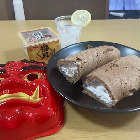 恵方巻風ロールケーキを作って乾杯しました。飲み物はレモンサイダーです。＃グループホーム＃節分