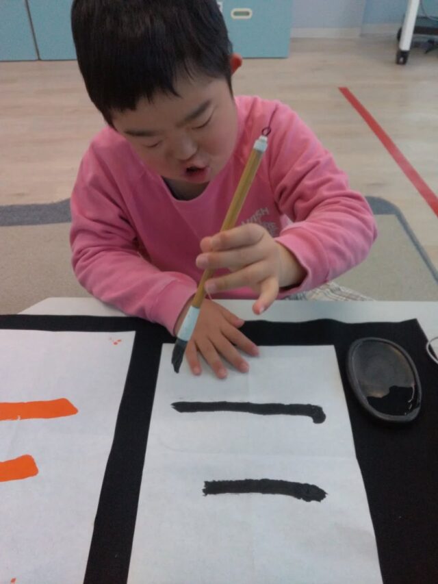 こんにちは！放課後等デイサービスとことこ本郷台教室です。今日は書道の活動について紹介します。本日2/3は「節分」ということで、節分に関する文字を書きました。『豆まき』『節分』など1人ずつ担当の文字を割り振り、墨で練習と清書をしています。仕上がったものは、教室内で掲示しています✨️

#放課後等デイサービス
#社会福祉法人
#節分
#活動
#書道