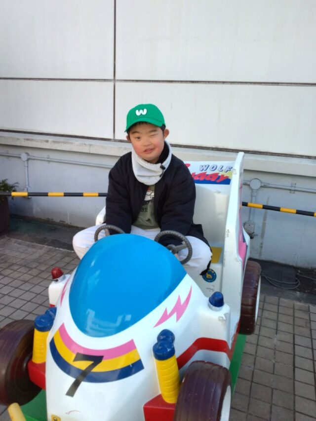 こんにちは！
放課後等デイサービスとことこ本郷台教室です！☃
今日は川崎水族館に行った際の様子を紹介します。当日はスカイガーデンでお弁当を食べ水族館に移動しました🚶館内は、淡水魚がメインでその他爬虫類などたくさんの生き物がいました。また、ドクターフィッシュが無料で体験できる場所があり、子どもたち興味津々で体験していて、「不思議な感覚！」と楽しそうに話していました！

#放課後等デイサービス
#放デイ
#社会福祉法人
#川崎水族館
#おでかけ