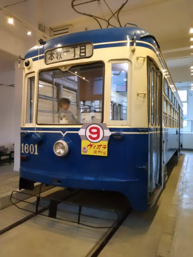 こんにちは！
放課後等デイサービスとことこ本郷台教室です。今日はお出かけの様子を紹介します。先日は、『横浜市電保存館』に行きました。
館内には、実際の車両模型やジオラマがあり、グループに分かれて見学を楽しみました。運転シュミレーターをしたり、車両に乗りごっこ遊びなどをして各々の自由時間を楽しんでいました。

#社会福祉法人
#放課後等デイサービス
#横浜市
#電車
#おでかけ