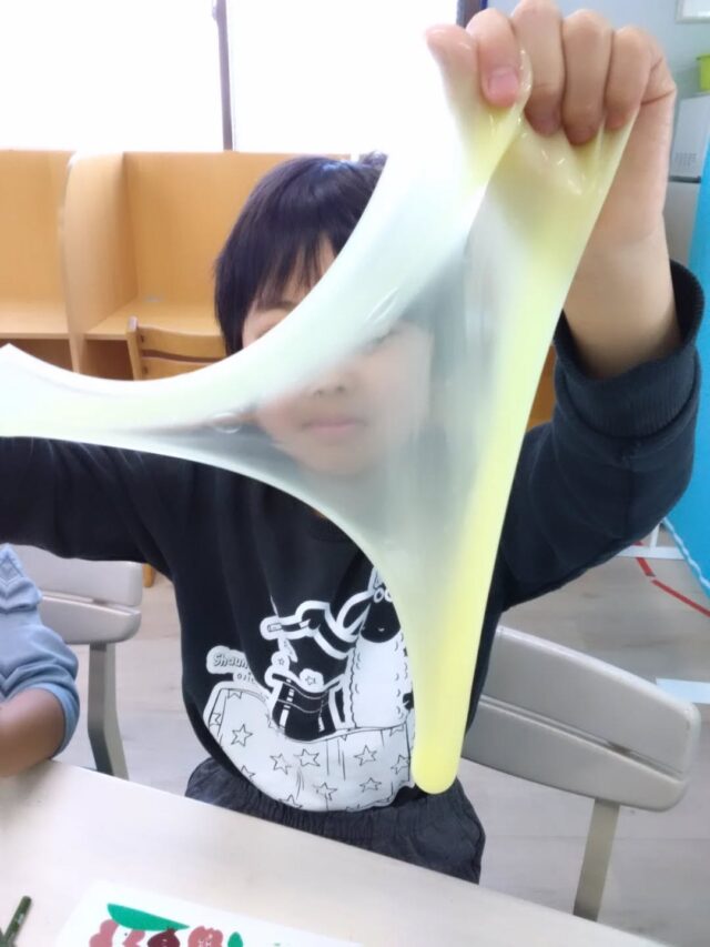 こんにちは！
放課後等デイサービスとことこ本郷台教室です。今日は自由時間の様子を紹介します！
最近とことこでは、ジェル粘土が流行しています！日頃から貯めたバルを使い、自由時間に使えるジェル粘土を購入できるのですが、色々な色を混ぜ合わせたり、異なる感触のスライムを交互に使ったりなど様々遊び方でみんな楽しんでいます！

#放課後等デイサービス
#社会福祉法人
#横浜
#自由時間
#放デイ