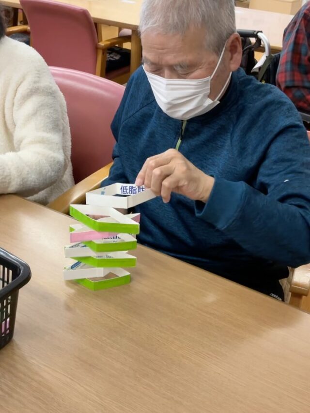 こんにちは🌞くず葉台ケアセンターです！！
昨日はひなまつりだったのでレクリエーションで
菱餅積みゲームを行いました🎎✨
高く積み上げて大喜びしていると倒れてしまったり
大盛り上がりでした👏
本日のわなげもなかなか狙った点数に入らず皆様苦戦されていました🤔🤔
これからも毎日楽しいレクリエーションを行なっていきますので
楽しみにしていてくださいね〜🩷

#くず葉台ケアセンター 
#ひなまつり
#菱餅つみゲーム 
#わなげ